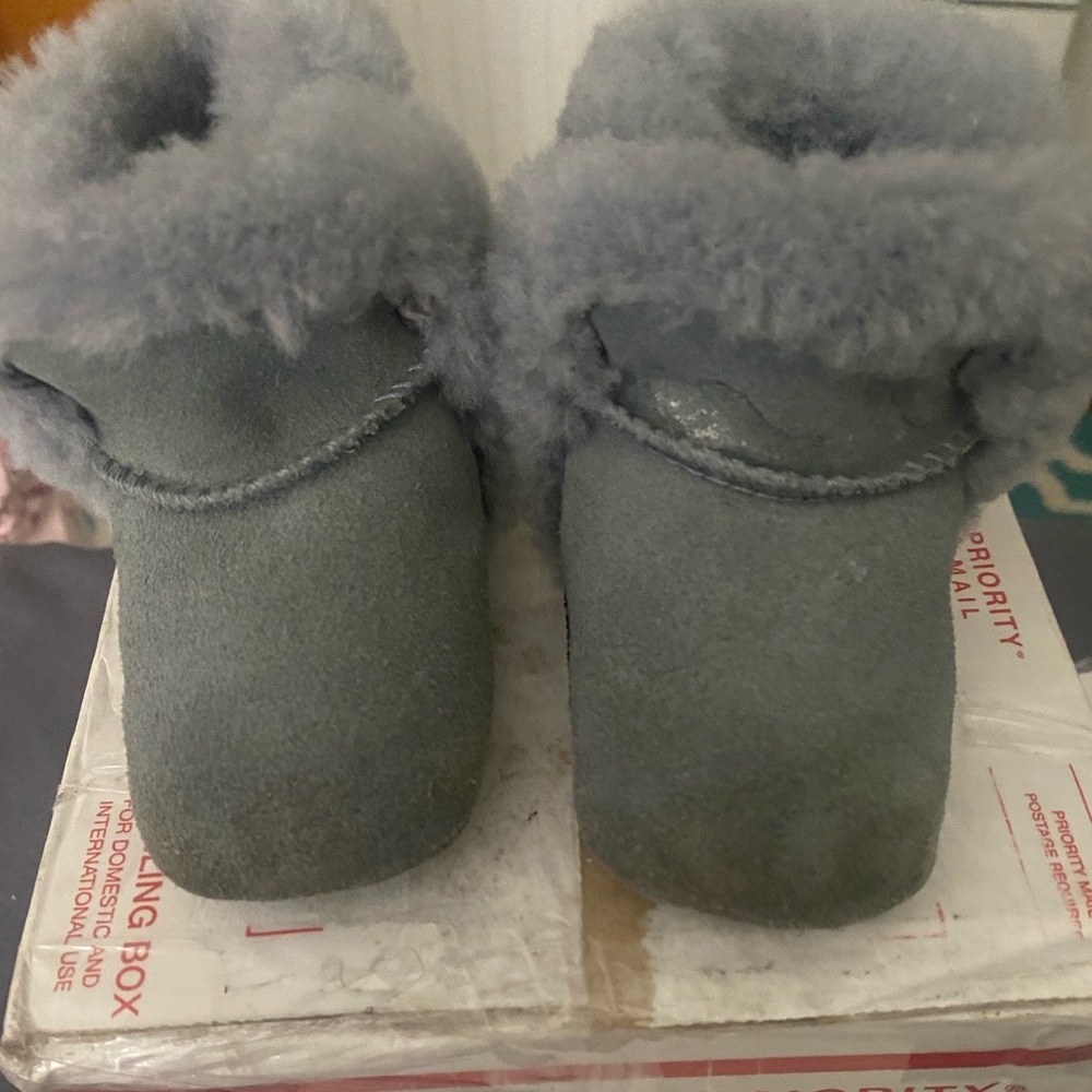 Ugg booties size 2/3. In EUC.